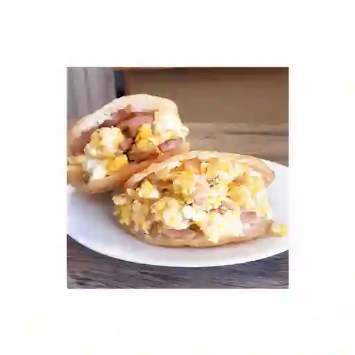 Arepa Huevo y Salchicha