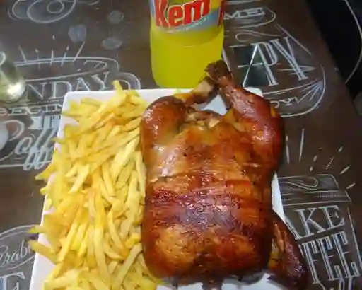 Pollo Entero, Papas Fritas 700 Gm y Bebida 1.5 L