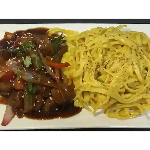 Tallarín a la Huancaína con Lomo