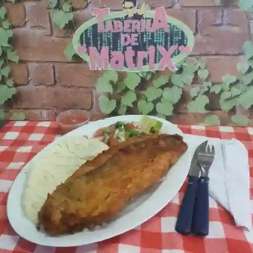 Merluza Frita con Arroz O Puré y Ensalada