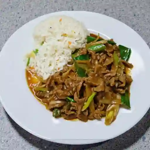 Carne mongoliana con arroz chaufan