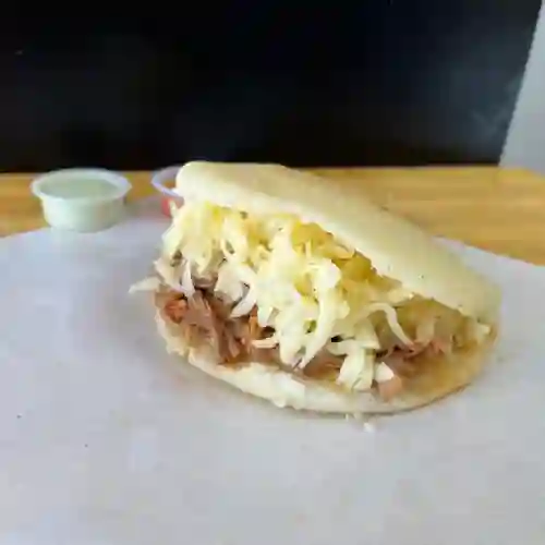 Arepa Mechada y Queso