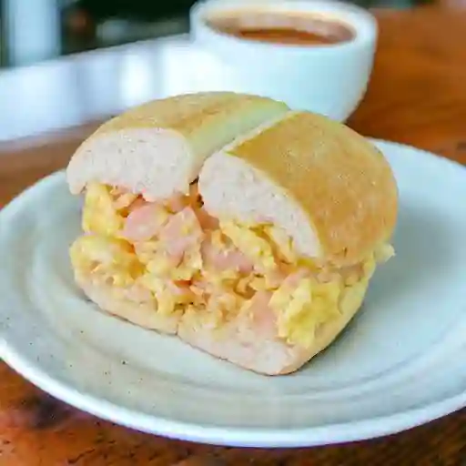 Marraqueta con Huevos Revueltos y Jamón