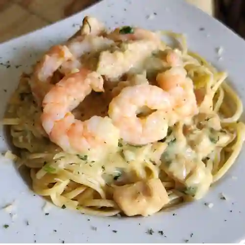 Pasta alfredo pollo camarones ejecutivo