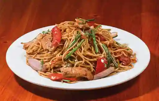 Tallarín salteado con pollo