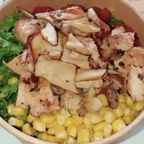 Ensalada Fresca con Trozos de Pollo