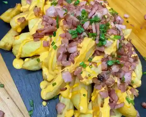 Papas Fritas Medianas con Cheddar y Tocino