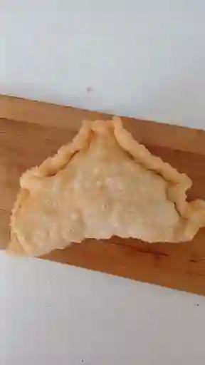 Empanada Palmito ,Esparrago,queso Gauda Queso Mozarella y Crema