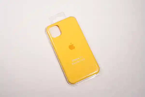 Case Silicone iPhone 11 Amarillo