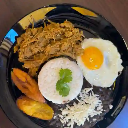 Pabellon Venezolano + Bebida 220ml