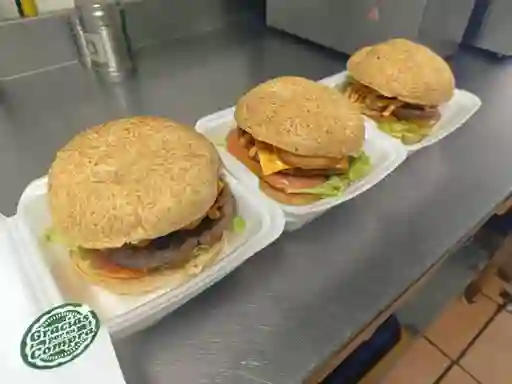 Cuatro Hambuguesas Clasicas, Papas y Bebidas