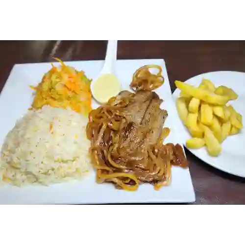 Bistec encebollado de vacuno ejecutivo