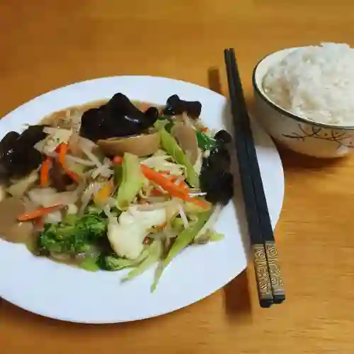 Chapsui de verduras con arroz blanco