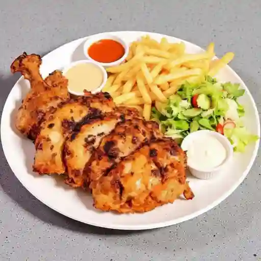 ½ DE POLLO A LA BRAZA + PAPAS FRITAS + ENSALDA + CREMAS