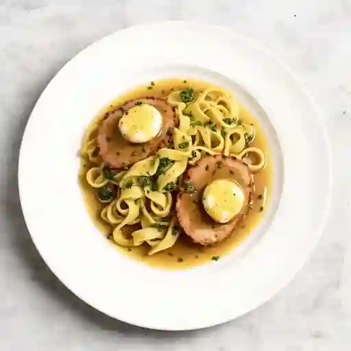 Fetuccini Al Pesto con Bombones de Lomo