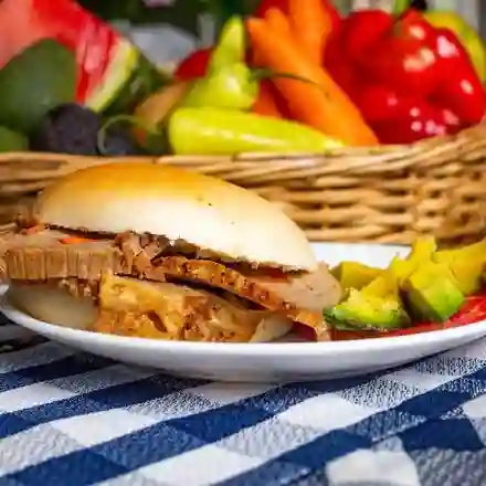 Sánguche de carne mechada