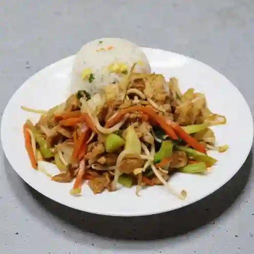 Chapsui de cerdo con arroz chaufan.