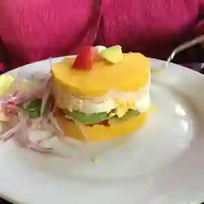 Causa limeña rellena pollo