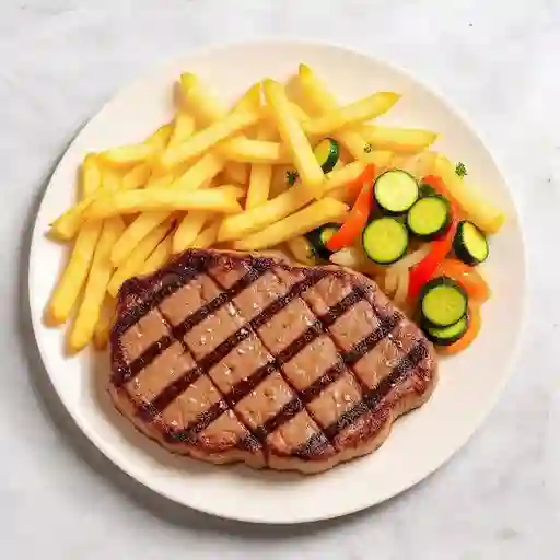Bistec De Vacuno Acompanado Con Papas Fritas Y Verduras