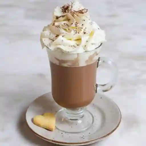 Chocolate caliente con crema chantilly