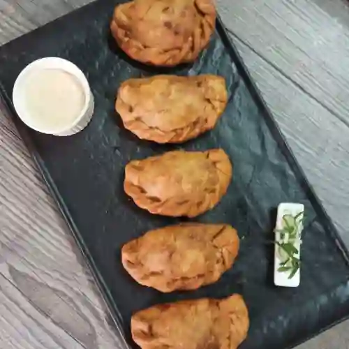 Empanadas Pollo Salteado+salsa Acevichad