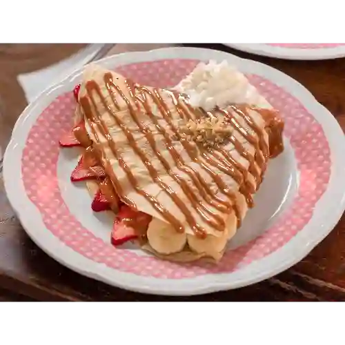 Crepe de Dulce de Leche y Fruta de Estación