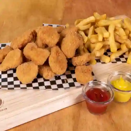 24 Nuggets con Papas Fritas