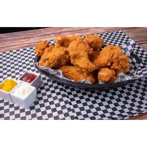 12 Alitas de Pollo con Papas Fritas