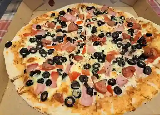 Pizza Mediana Palmitos Choclo Aceitunas