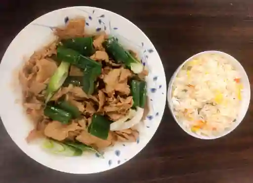 Cerdo mongoliano con arroz chaufan