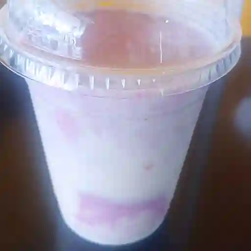 Leche con platano con mix de berries