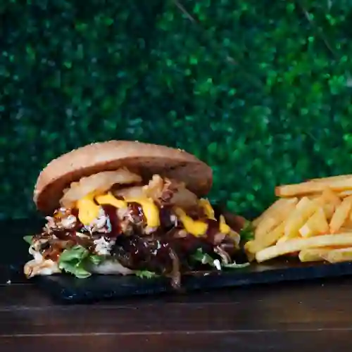 Brutal Cheese Onion + Papas Fritas