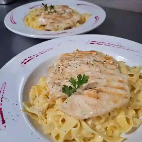 Fetuccini a la Huancaína con Pollo