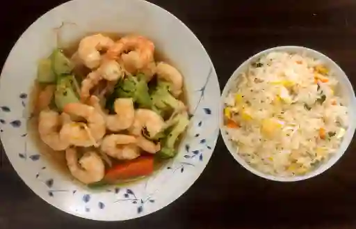 Chapsui de camarón con arroz chaufan