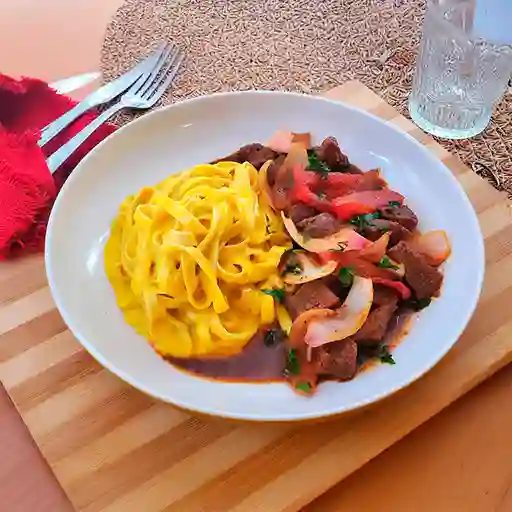 Fetuccini a la Huancaína con Lomo Saltado