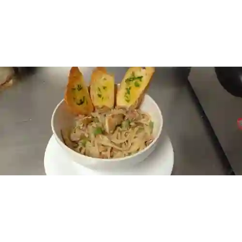 Tallarines Salsa Blanca Pollo y Tocino