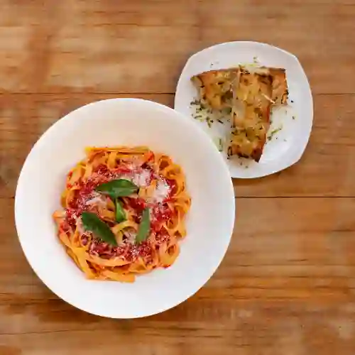 Fettuccine Pomodoro y Albahaca