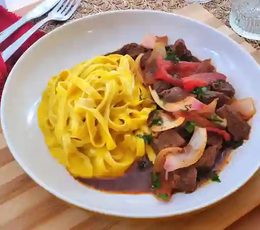 Fetuccine a la Huancaina con Lomo Saltado