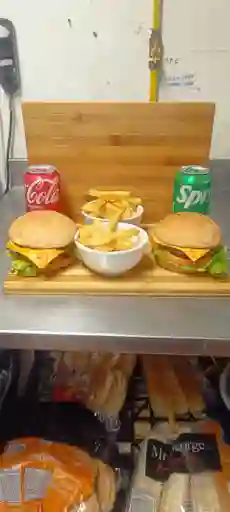 Dos Hambuguesas Clasicas, Papas y Bebidas