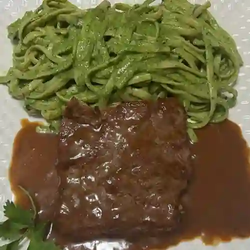 Tallarines verdes con filete de carne