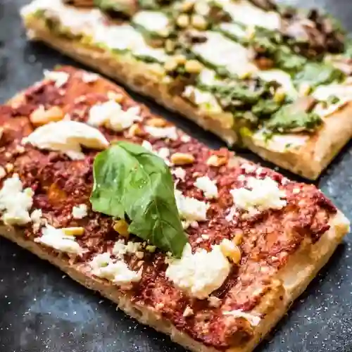 2 Cortes de Pizza y Bebida