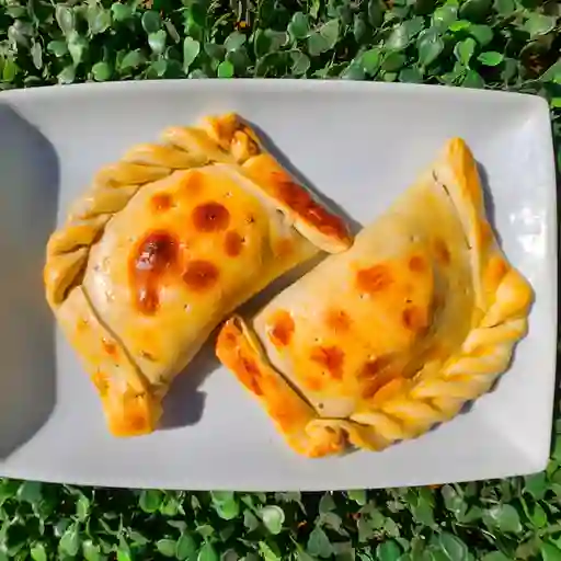 Empanada de Mechada y Queso