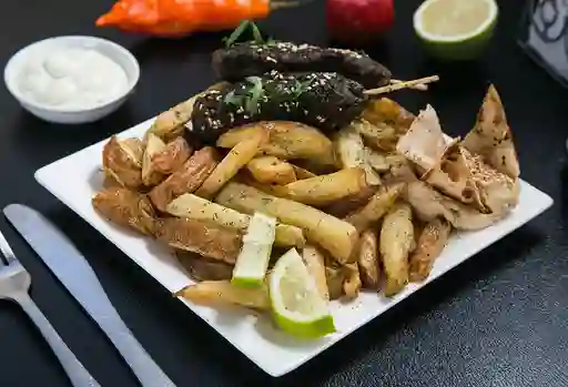 Kebbab con Papas Fritas Rústicas y Hummus