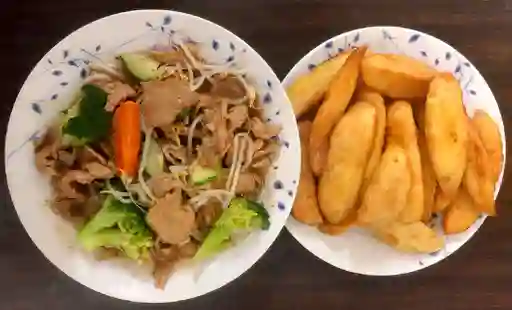 Chapsui de cerdo con papas fritas