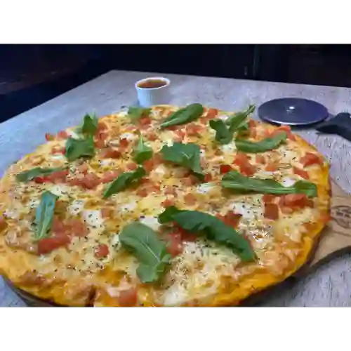 Pizza Caprese de Barrio Mediana