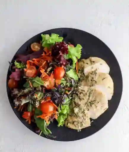 Pollo Finas Hierbas con Ensalada