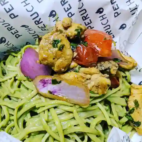 Saltado de pollo con tallarín pesto