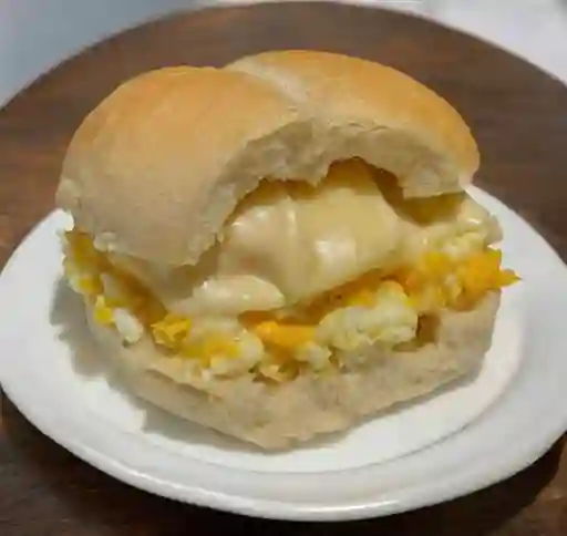 Marraqueta con Huevos Revueltos y Queso