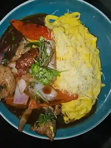 Fetuccini a la Huancaína con Lomo Saltado