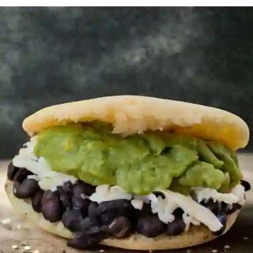 Arepa patapata (porotos, queso palta)